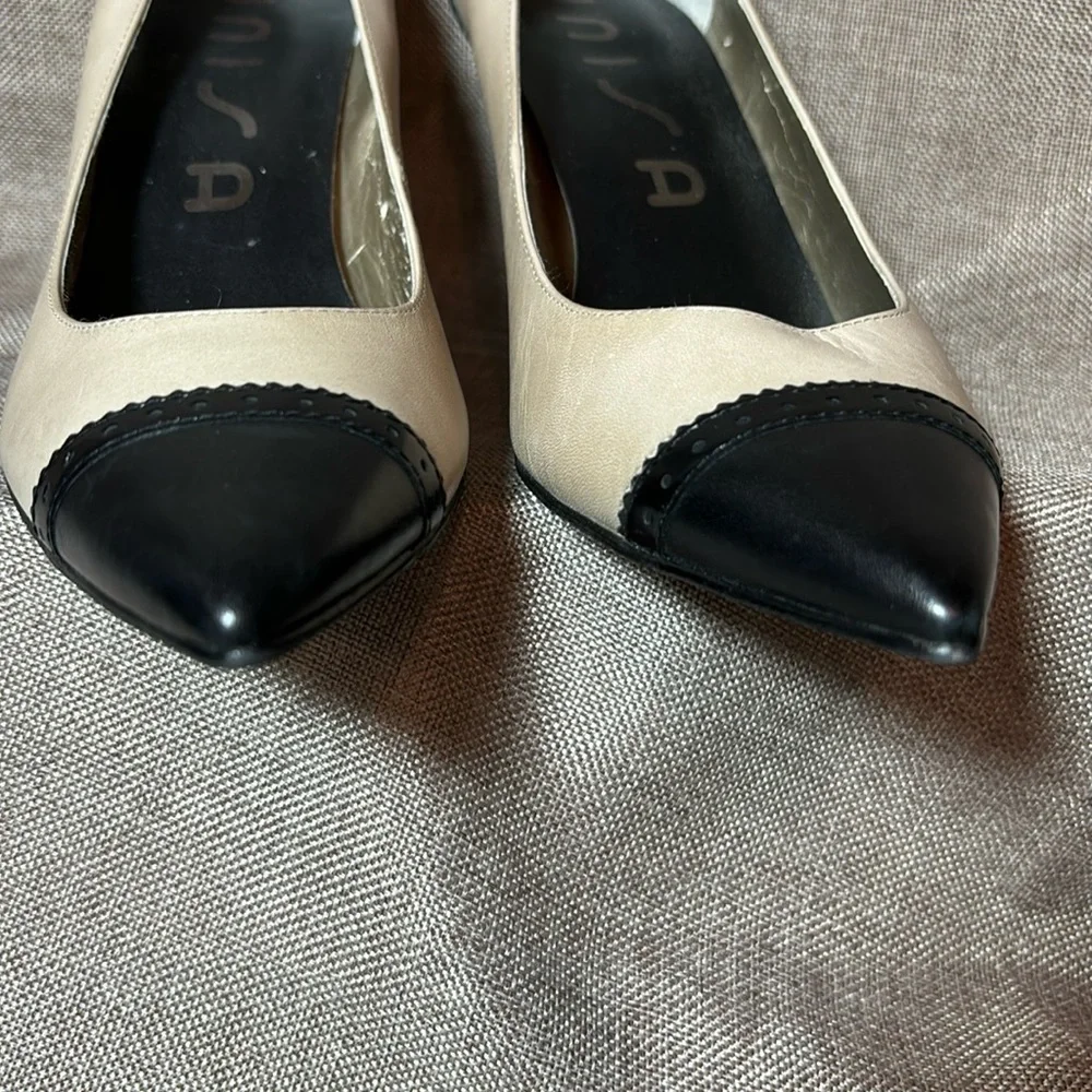 UNISA Women’s Two Tone Pointed Toe Pumps Size 7